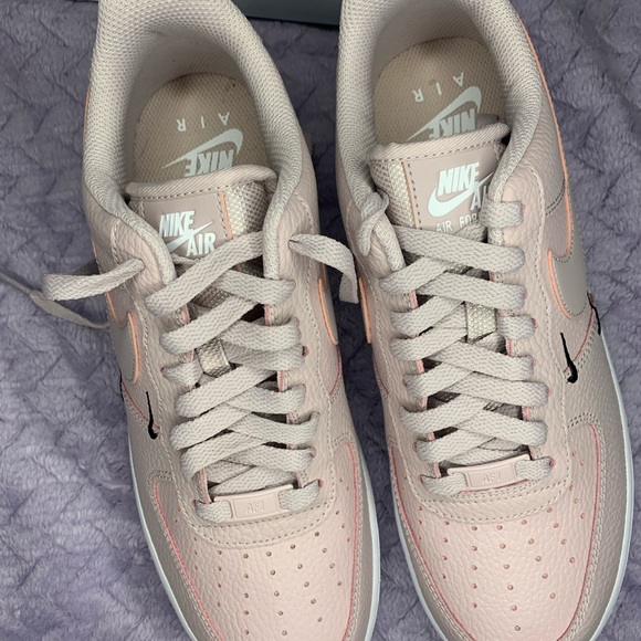 Nike Air Forces Womens - Picture 5 of 9